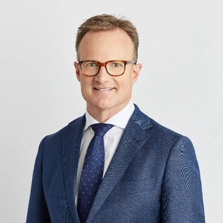 Dr Lachlan Henderson