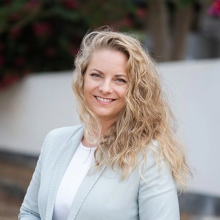 Nadine Y. van der Woude