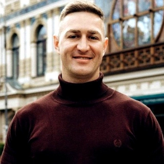 Simon L.